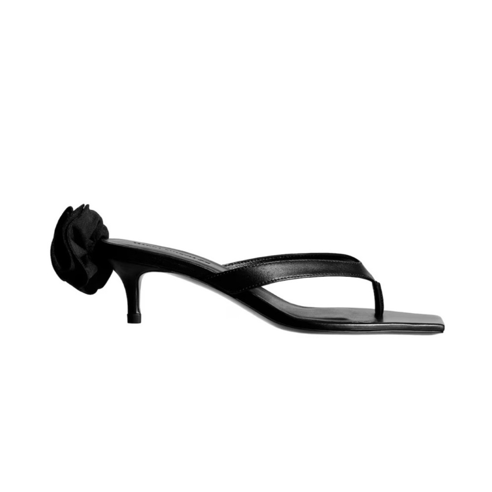 H&M MAGDA BUTRYM ROSE APPLIQUÉD LEATHER SANDALS ( size 8 US , 39 EU )